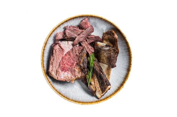 쇠고기짧은 갈비를 접시에 로즈마리와 요리했다 배경에 고립됨 — 스톡 사진