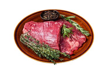 Kırsal bir tabakta, beyaz arka planda yalıtılmış otlarla birlikte iki Flap veya Flank çiğ bifteği.