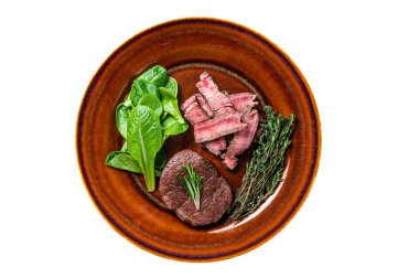 Biftek fileto mignon fileto rosto ve salatayla birlikte et bifteği. Beyaz arkaplanda izole