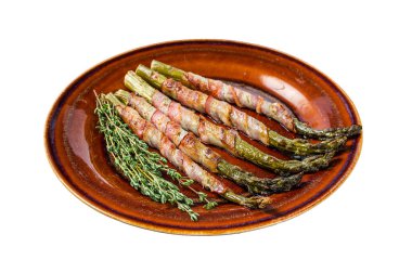 Pastırmalı ızgara yeşil kuşkonmaz. Beyaz arkaplanda izole