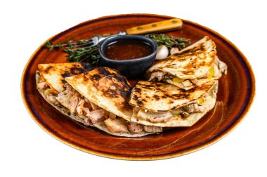 Tavuk, paprika, peynir ve kişniş soslu Meksika quesadilla 'sı. Beyaz arkaplanda izole