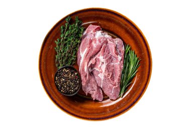 Köy tabaklarında baharat olan çiğ omuz eti. Beyaz arkaplanda izole