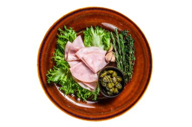 Taze salata ve kapari ile dilimlenmiş füme jambon. Beyaz arkaplanda izole