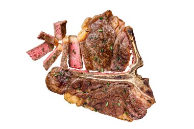 Barbekü rosto ya da sığır eti bifteği kırsal bir tabakta. Beyaz arkaplanda izole