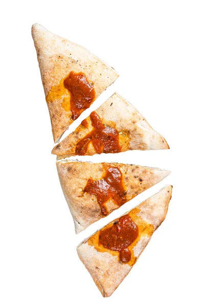 칼존은 피자를 치즈와 뜨거운 토마토 소스와 나무보드에 배경에 고립됨 — 스톡 사진