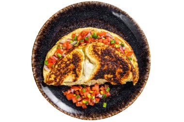 Bir tabakta domates, soğan ve otla doldurulmuş yumurta omleti. Beyaz arkaplanda izole