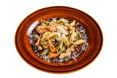 Tabakta krema soslu deniz ürünleri renginde makarna. Beyaz arkaplanda izole