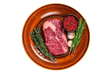 Kırsal bir tabakta siyah angus bifteği. Beyaz arkaplanda izole