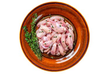 Çiğ tavuk göğsünü bir tabakta kes. Beyaz arkaplanda izole