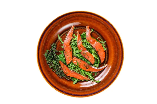 Roka salatası ve füme somon filetosu. Beyaz arkaplanda izole