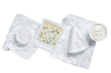 Mutfak masasında çeşit çeşit peynir, peynir, peynir, Camembert, Gorgonzola ve küflü krem peynir. Beyaz arkaplanda izole