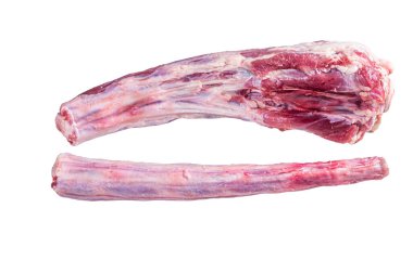 Kasap masasında çiğ sığır eti ve Oxtail eti. Beyaz arkaplanda izole