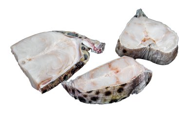 Çiğ Atlantik kurtlu balık bifteği. Beyaz arkaplanda izole