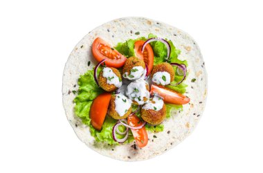 Sebzeli vejetaryen falafel ve tortilla ekmeğine tzatziki sosu. Beyaz arkaplanda izole