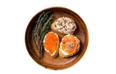 Sıcak füme somon, kırmızı havyar ve şifalı bitkilerle Beyaz arkaplanda izole