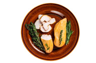 Sıcak füme tavuk göğsü kümes hayvanları kırsal bir tabakta otlarla birlikte. Beyaz arkaplanda izole