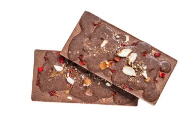 Mutfak masasında el yapımı çikolatalar. Beyaz arkaplanda izole