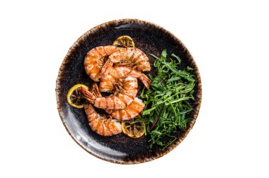 Baharatlı sarımsaklı dev karides tabağında salata. Beyaz arkaplanda izole