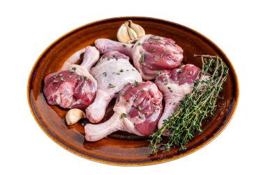 Çiğ kümes hayvanları, ördek bacakları kırsal bir tabakta otlarla birlikte. Beyaz arkaplanda izole