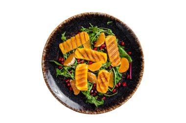 Izgara Halloumi peynirli, roka, portakal ve nar soslu yaz salatası. Beyaz arkaplanda izole