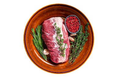 Çiğ, yuvarlak, etli et, rustik bir tabakta, otlu rosto için kesilmiş. Beyaz arkaplanda izole