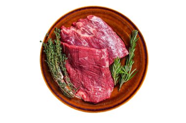 Kırsal bir tabakta otlu iki Flap veya böğürtlen bifteği. Beyaz arkaplanda izole