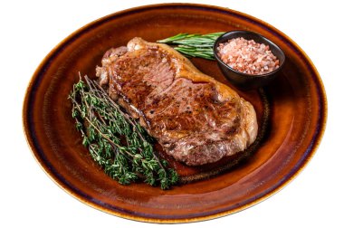 Kızarmış New York bifteği ya da kırsal bir tabakta striploin. Beyaz arkaplanda izole