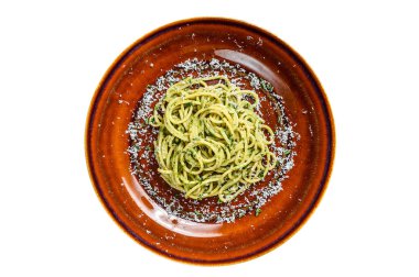 Pesto soslu ve parmesanlı ıspanaklı spagetti. Beyaz arkaplanda izole