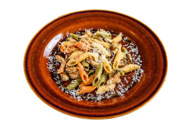 Tabakta krema soslu deniz ürünleri renginde makarna. Beyaz arkaplanda izole