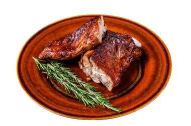 Izgara barbekü dana eti tabakta fazla kaburga eti. Beyaz arkaplanda izole