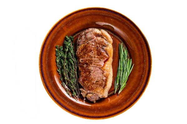 Geroosterde Vlees Steak Striploin Een Rustieke Schotel Geïsoleerd Witte Achtergrond — Stockfoto