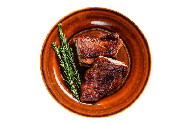 Bbq 송아지 고기는 여분의 고기를 식탁에 놓는다 배경에 고립됨 — 스톡 사진