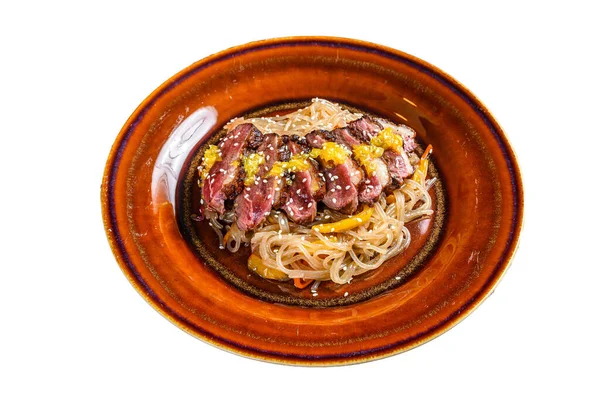 Tabakta Ördek Göğsü Fileto Bifteği Olan Erişte Beyaz Arkaplanda Izole — Stok fotoğraf
