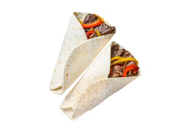 Etli şeritli Fajitas Tortilla dürümü, renkli dolmalık biber, soğan ve salsa sosu. Beyaz arkaplanda izole