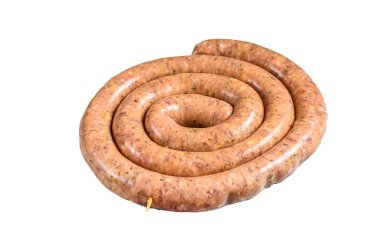 Domuz eti ve kıyma etinden çiğ spiral sosis. Beyaz arkaplanda izole