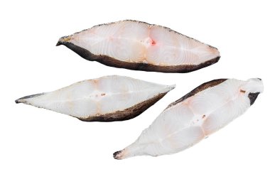 Taş masada çiğ taze balık halibut. Beyaz arkaplanda izole