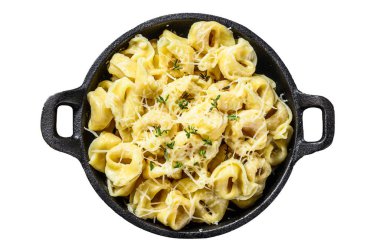 Tavada parmesan peynirli Ravioli makarnası. İtalyan böreği. Beyaz arkaplanda izole