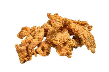 Kızarmış kızarmış tavuk göğsü şeritleri. Beyaz arkaplanda izole