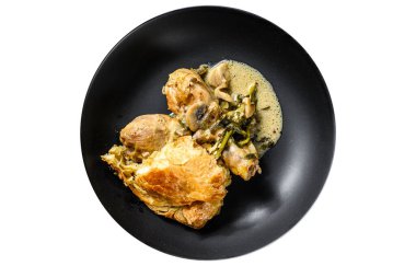 Patates püresi ve brokolili tavuk turtası. Beyaz arkaplanda izole