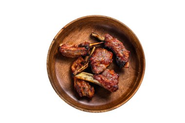 Barbekü ızgara kuzu eti, kısa yedek kaburga. Beyaz arkaplanda izole