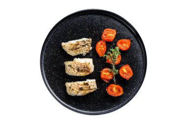 Bir porsiyon ızgara, fırında pollock veya kömür balığı filetosu. Beyaz arkaplanda izole