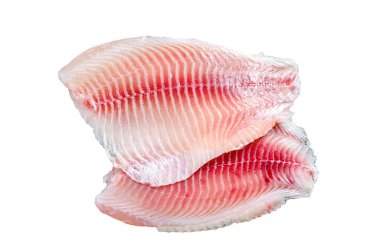 Kesme tahtasındaki çiğ telapia filetosu. Beyaz arkaplanda izole