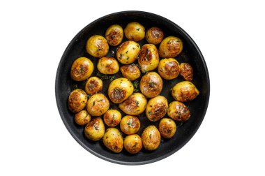 Fırında pişmiş patates, dökme demir tavada. Beyaz arkaplanda izole