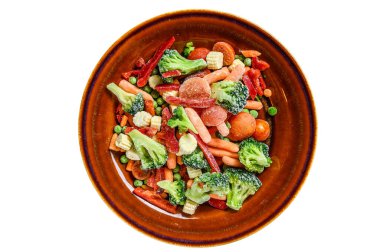 Donmuş sebzeler, brokoli, tatlı biber, domates, havuç, bezelye ve mısır. Beyaz arkaplanda izole