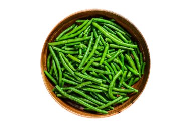 Ahşap tabakta pişmiş yeşil fasulye. Beyaz arkaplanda izole
