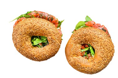 Somon, krema, avokado ve roka ile simit. Beyaz arkaplanda izole