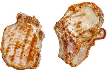 Tavada ızgara domuz pirzolası. Organik biftek. Beyaz arkaplanda izole