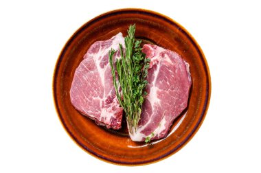 Boyun etinden taze çiğ domuz filetosu bifteği. Beyaz arkaplanda izole