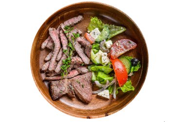 Ahşap tabakta biftek ve sebze salatası ile ızgara biftek. Beyaz arkaplanda izole
