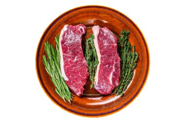 Çiğ soyulmuş sığır eti bifteği ve şifalı otlar. Beyaz arkaplanda izole